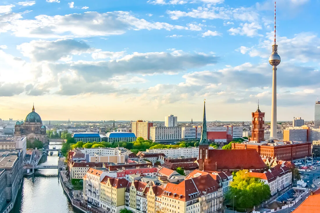 EatHappy-Berlin-Spree-Fernsehturm-1100×733-c-default