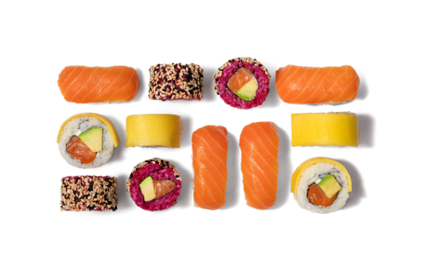 Sunset Box: 8x California (4x mit Mango, Lachs, Avocado und Frischkäse, 4x mit Rote Bete Saft, Lachs, Avocado und Frischkäse); 4x Nigiri mit Lachs.
