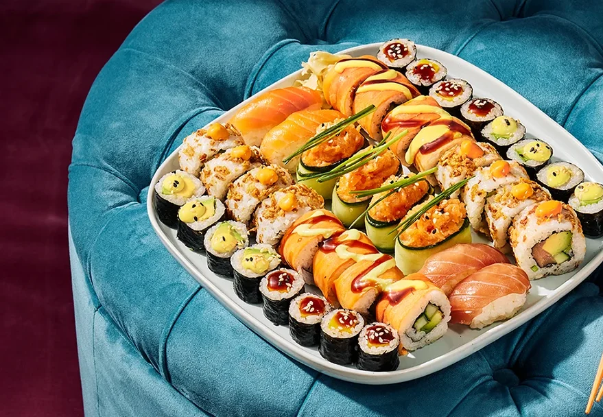 Moodbild: festlich gedeckter Tisch mit Sushi