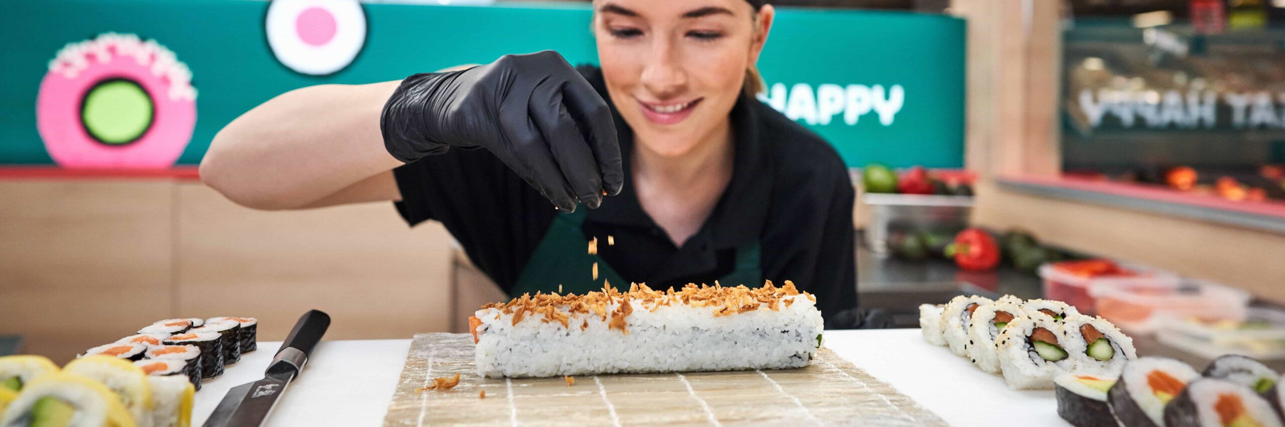 Sushiköchin finalisiert Sushirolle